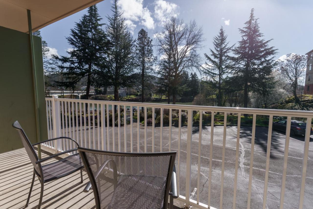 Riverfront Inn Roseburg Bagian luar foto