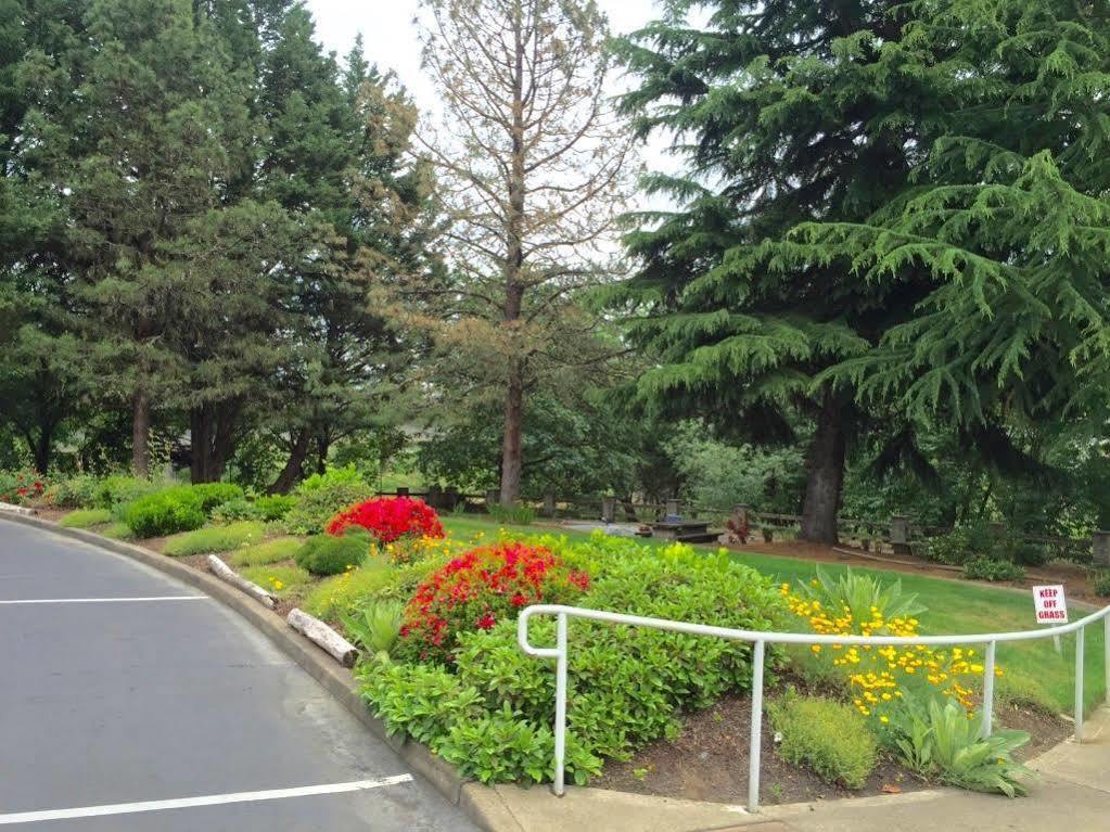 Riverfront Inn Roseburg Bagian luar foto