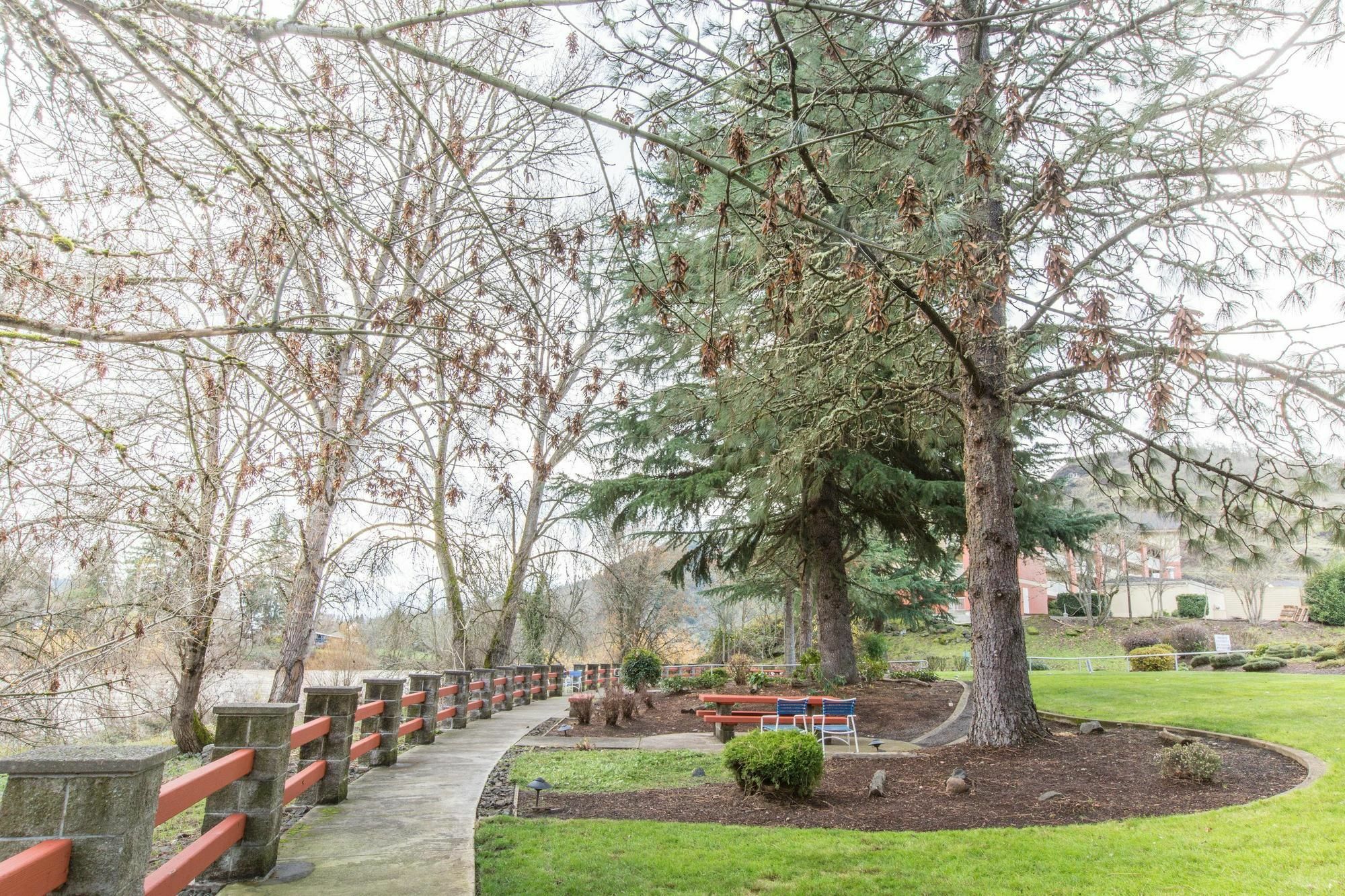 Riverfront Inn Roseburg Bagian luar foto